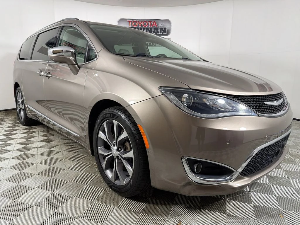 2018 Chrysler Pacifica Limited's photo