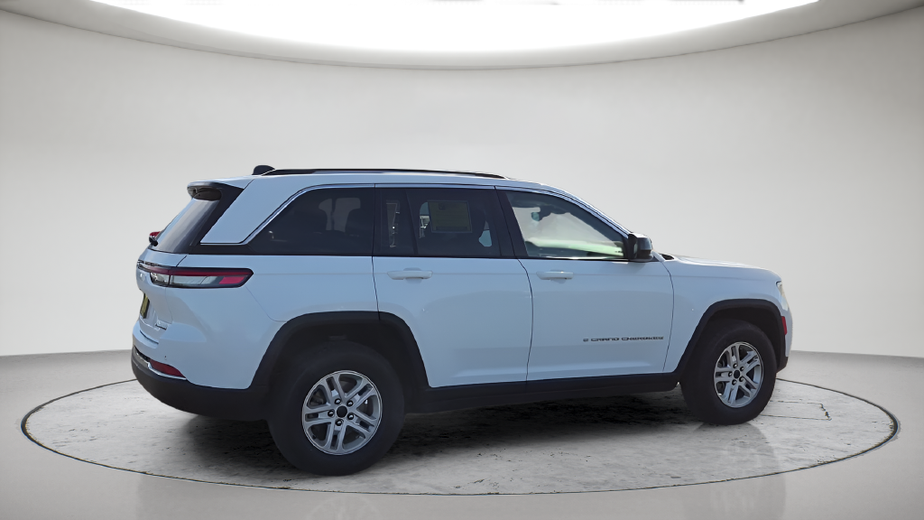 Used 2023 White Jeep Laredo image 6