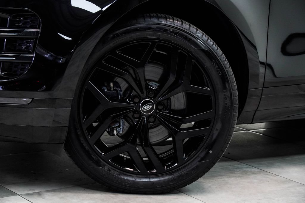 Used 2023 Black Land Rover R-Dynamic SE image 3