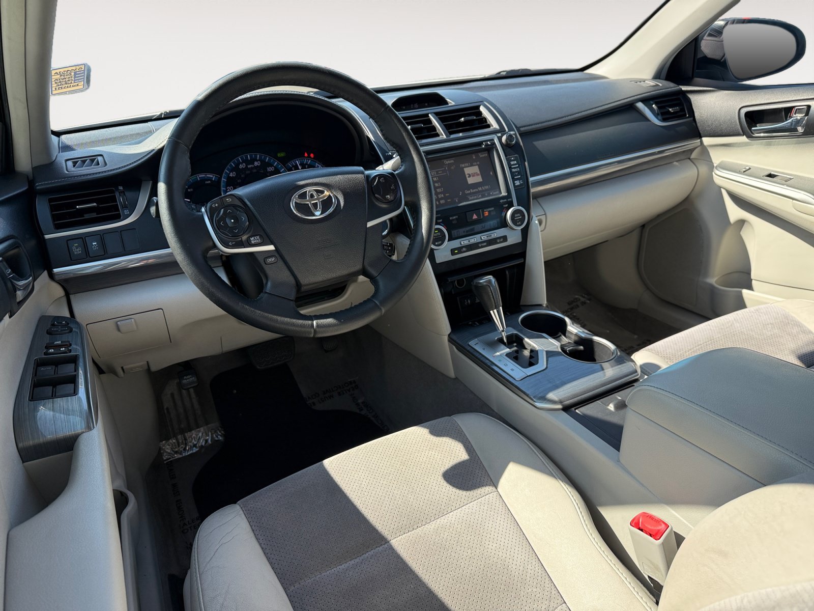 Used 2014 Super White Toyota XLE image 15