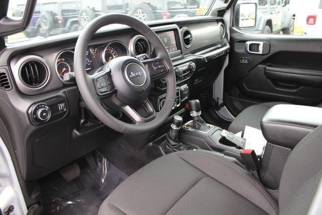 Used 2023 Silver Jeep Sport S image 3