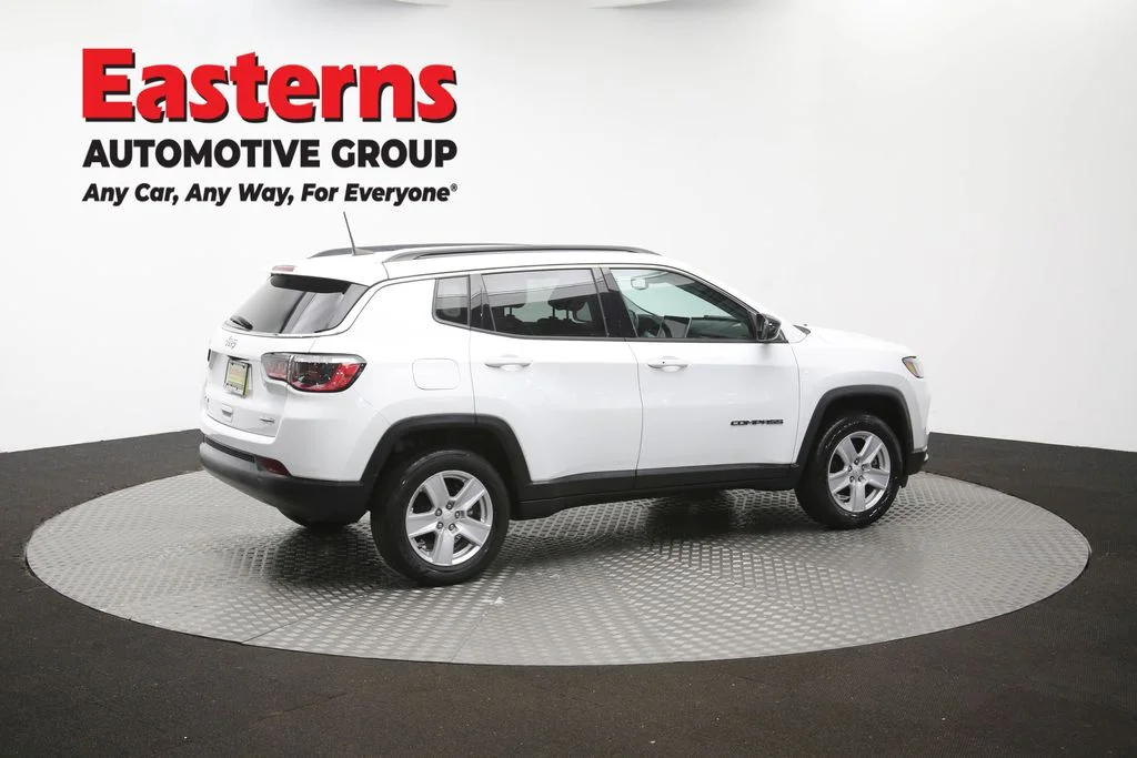 Used 2022 White Jeep Latitude image 42