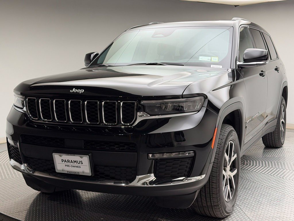 Used 2025 Diamond Black Jeep Limited image 1