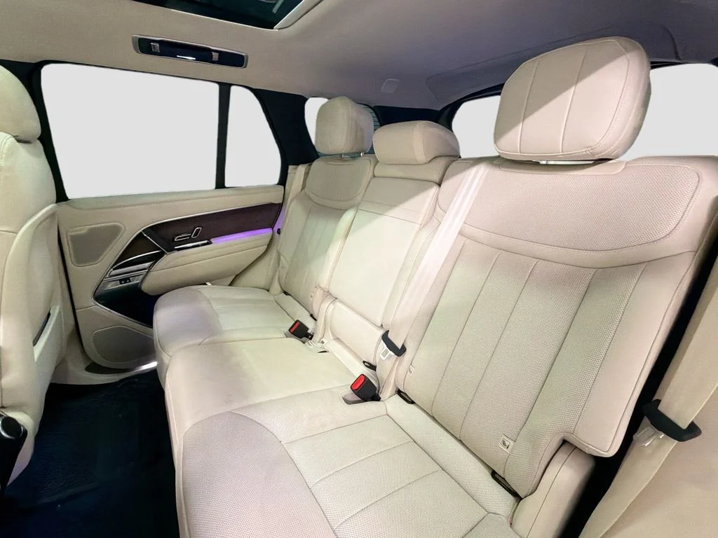 Used 2024  Land Rover SE image 25
