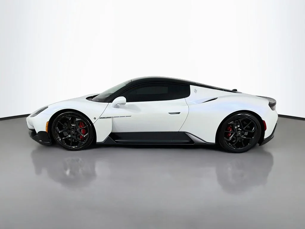 Used 2022 White Maserati Base image 8