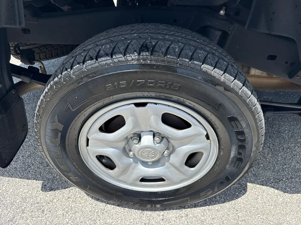 Used 2015 White Toyota Base image 9
