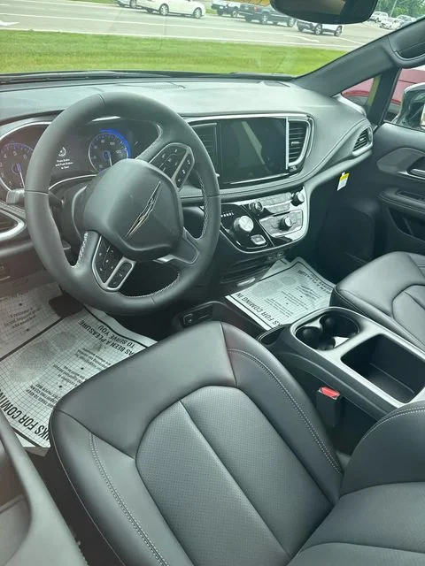2025 Chrysler Pacifica Select - Photo 8