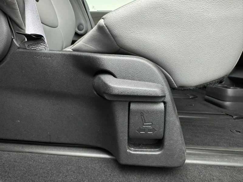 Used 2023  Toyota XLE Minivan 4D image 39