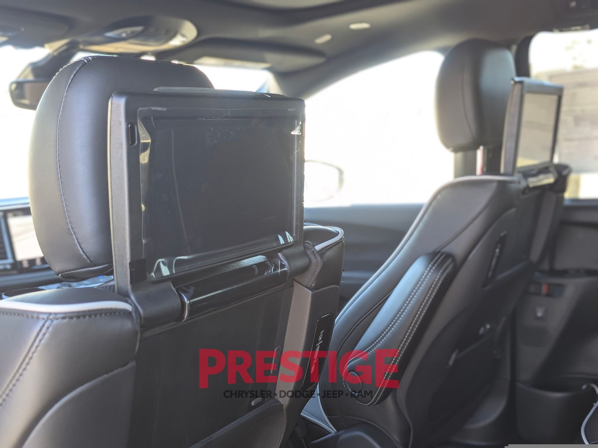 New 2026 Diamond Black Crystal Pearl-Coat Exterior Paint Chrysler Limited image 30
