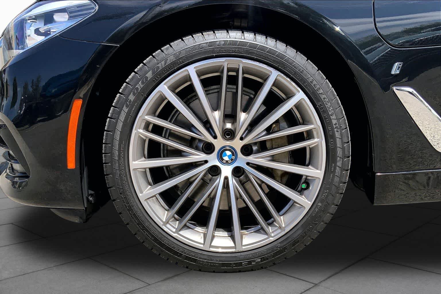 Used 2018 Black Sapphire Metallic BMW 530e xDrive iPerformance image 9
