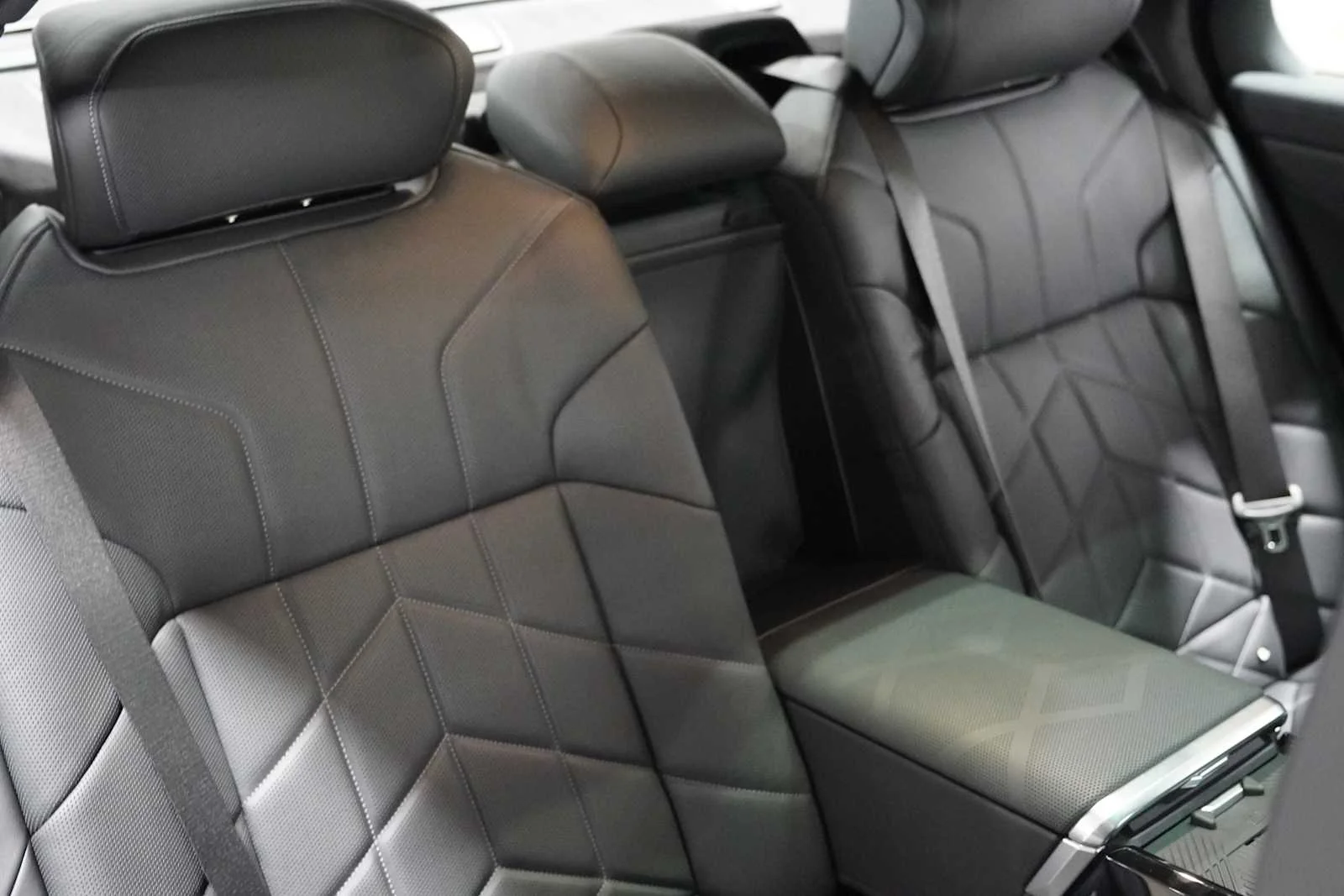 2026 BMW 7 Series 750e - Photo 12
