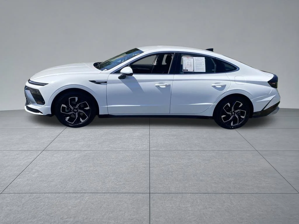 Used 2025 White Hyundai SEL image 3