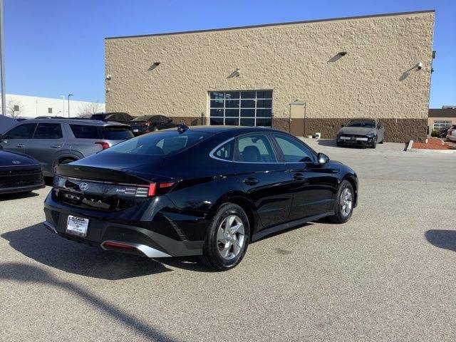 New 2026 Abyss Black Hyundai SE image 5