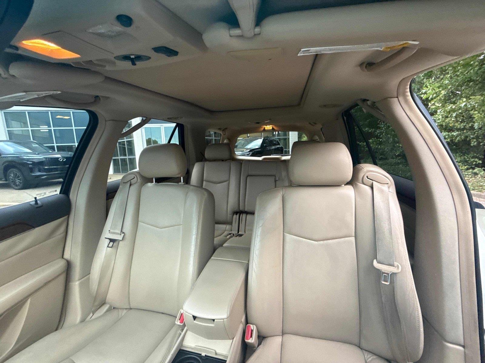 Used 2009 White Diamond Tricoat Cadillac AWD image 23