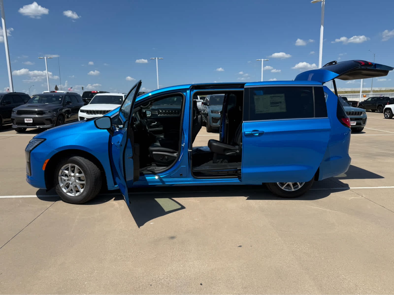 New 2027 Hydro Blue Pearl-Coat Exterior Paint Chrysler Select image 10