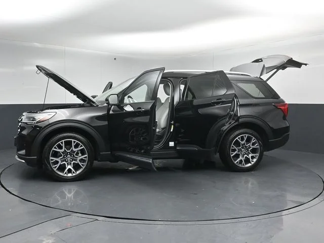 Used 2025 Black Metallic Ford Platinum image 58