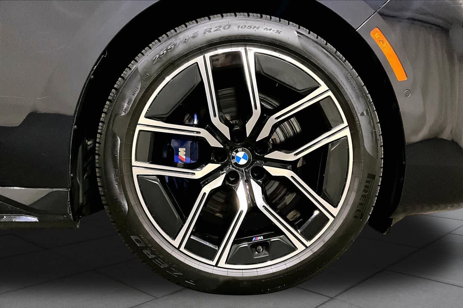 Used 2023 Carbon Black Metallic BMW xDrive60 image 10