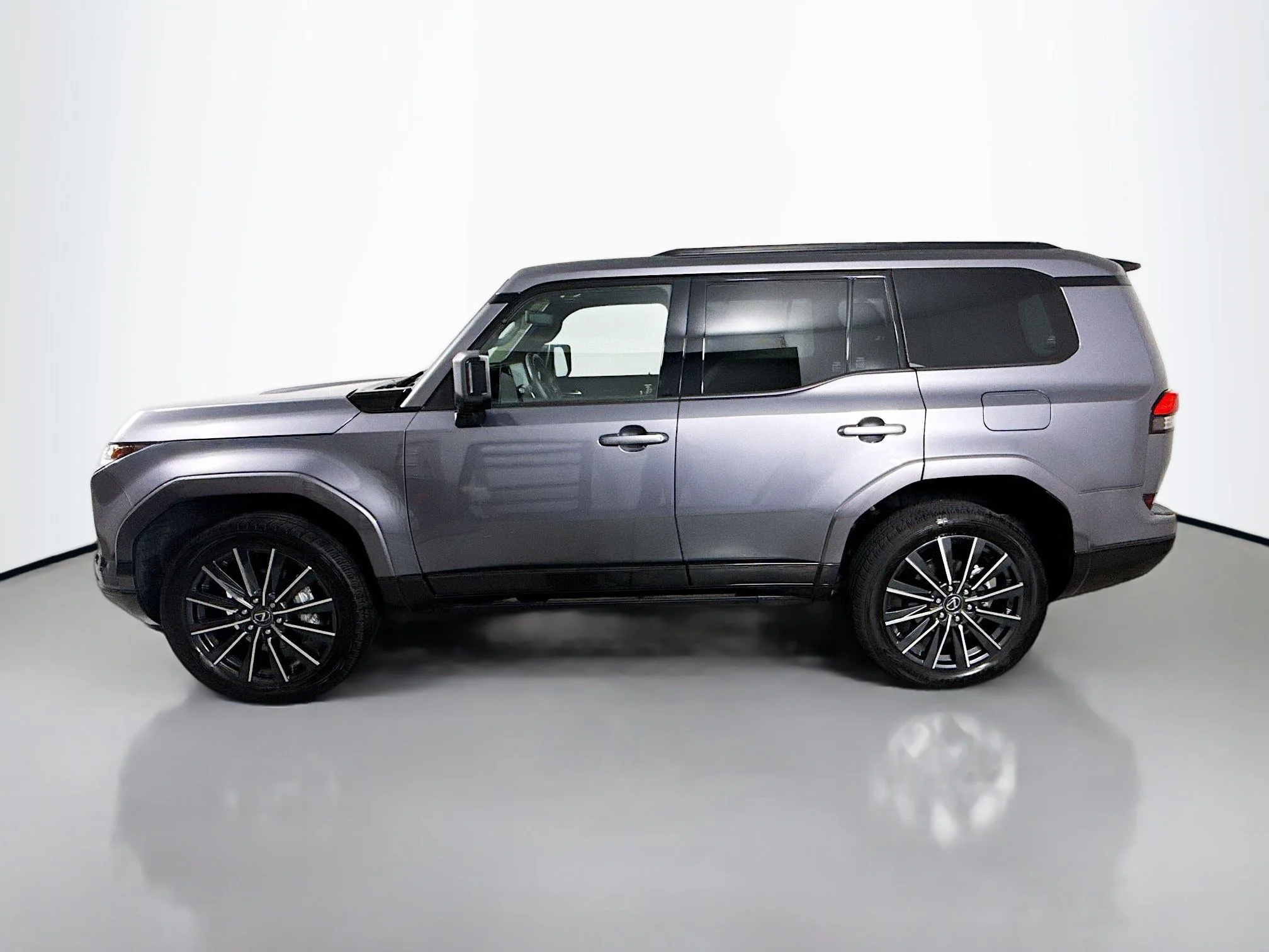 Used 2024 NEBULA GRAY PEARL Lexus 550 Luxury+ image 4