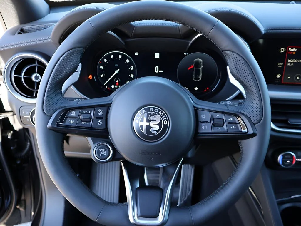New 2025 Vulcano Black Metallic Alfa Romeo Base image 31