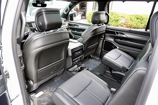 New 2026 Bright White Clear-Coat Exterior Paint Jeep Limited Reserve image 23