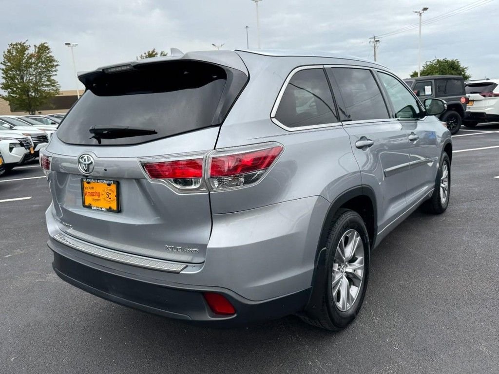 Used 2014 Silver Toyota XLE V6 image 3