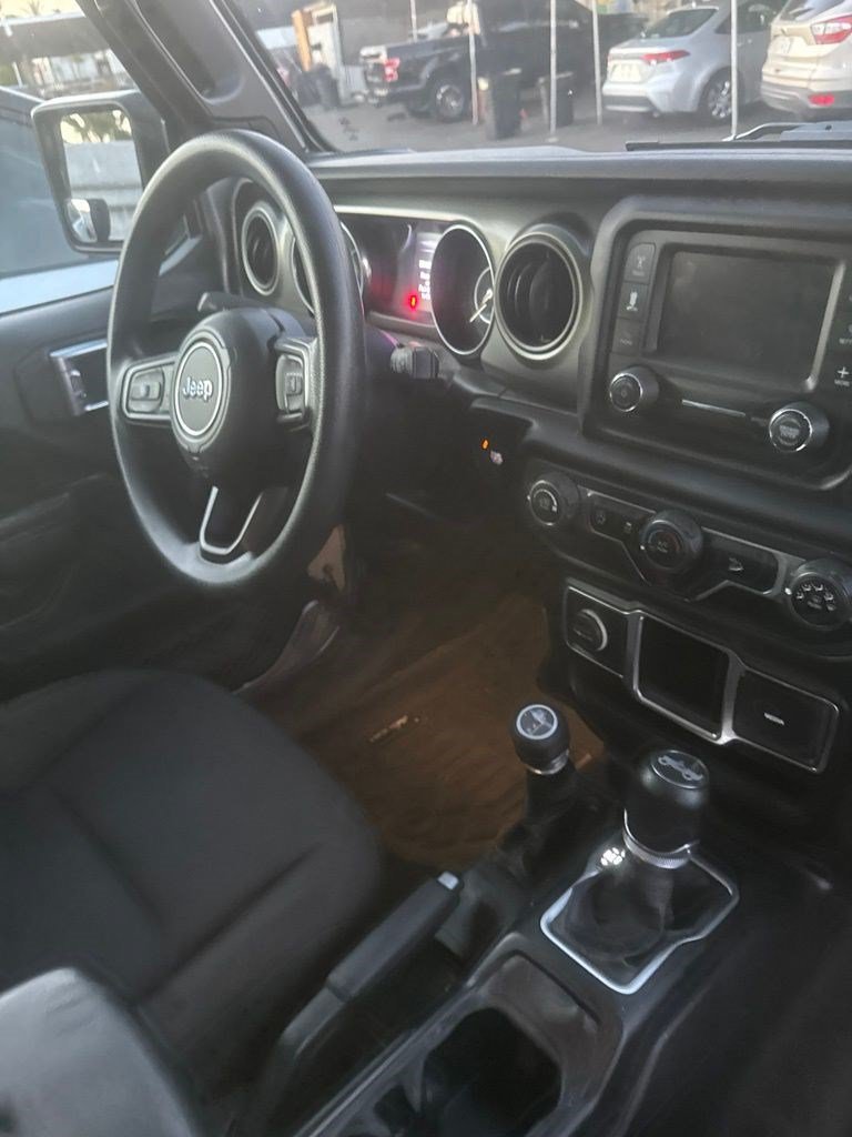 Used 2018 Billet Silver Metallic Clearcoat Jeep Sport image 6