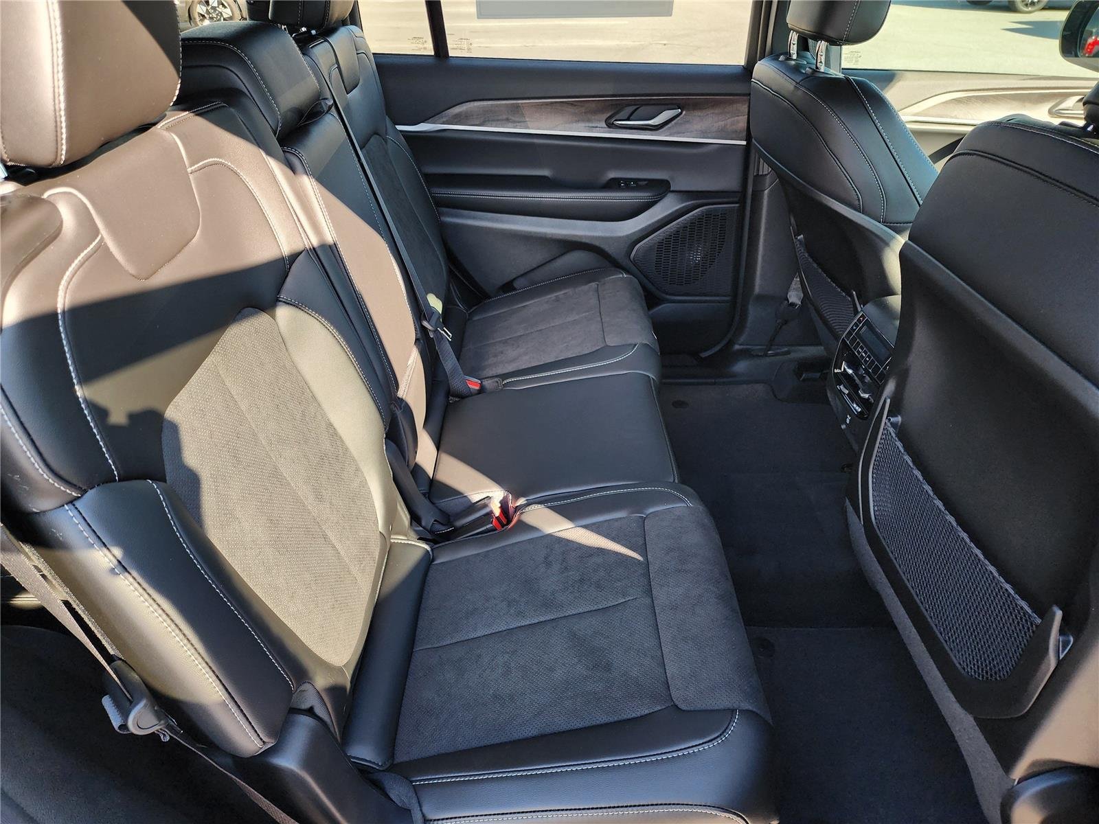 New 2026 Diamond Black Crystal Pearlcoat Jeep Laredo Altitude image 8