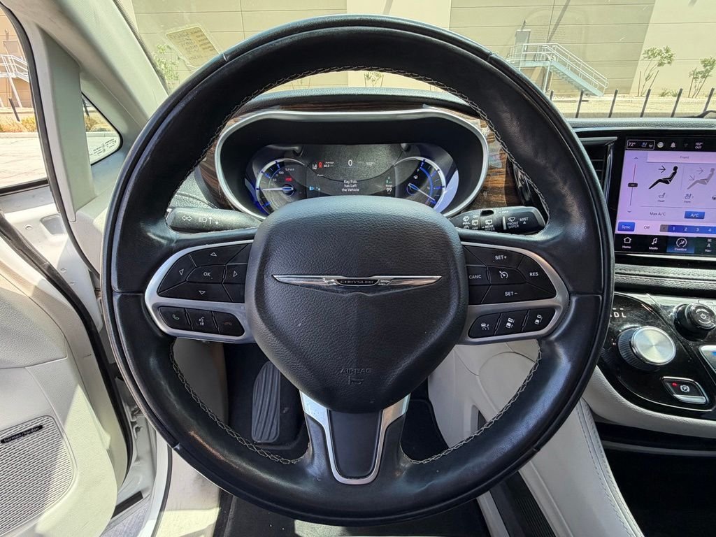 Used 2022 White Chrysler Limited image 15