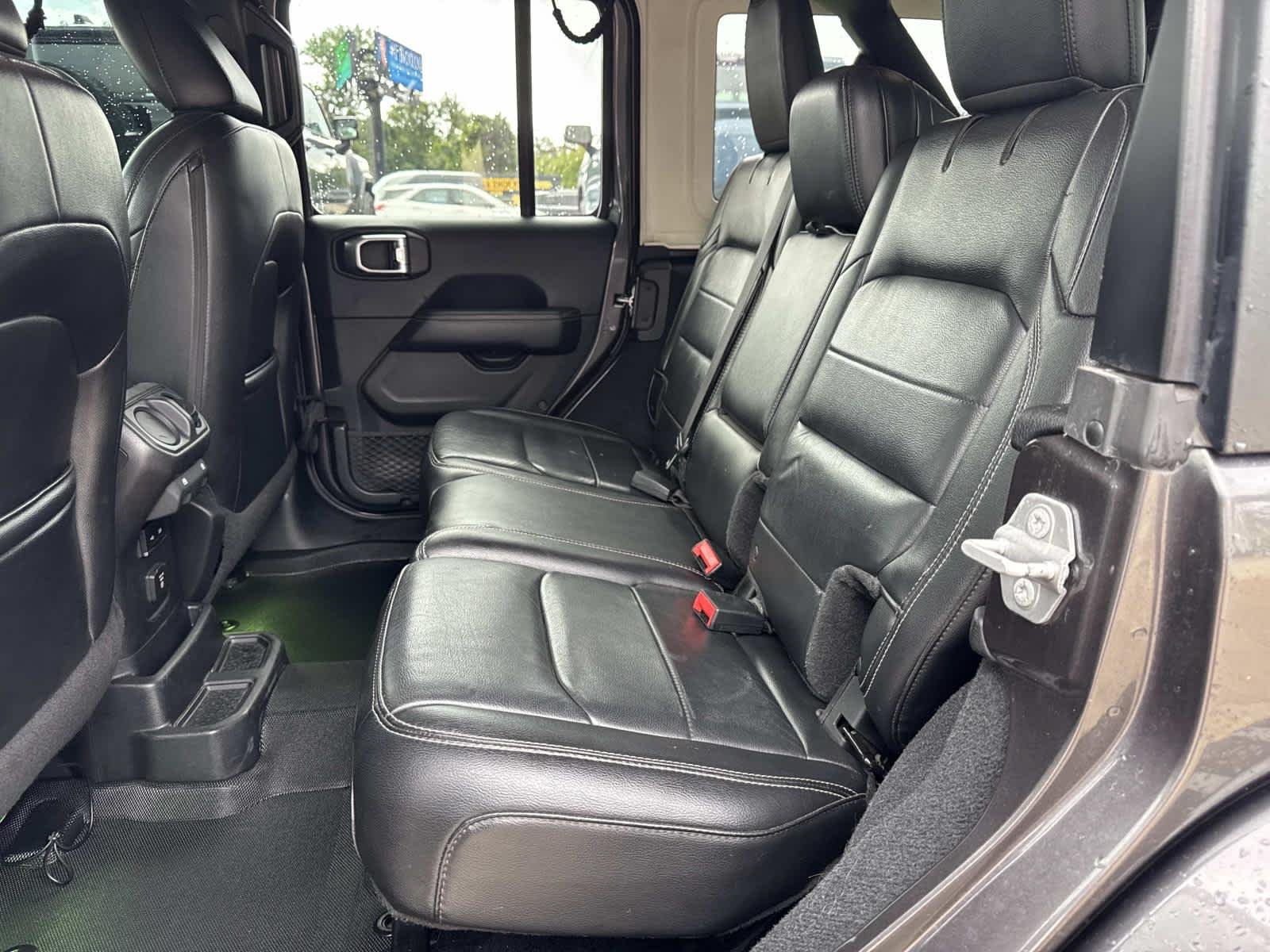 Used 2018  Jeep Sahara image 8
