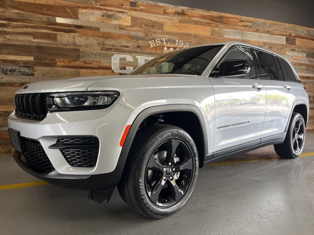 Used 2023 Silver Jeep Altitude X image 15