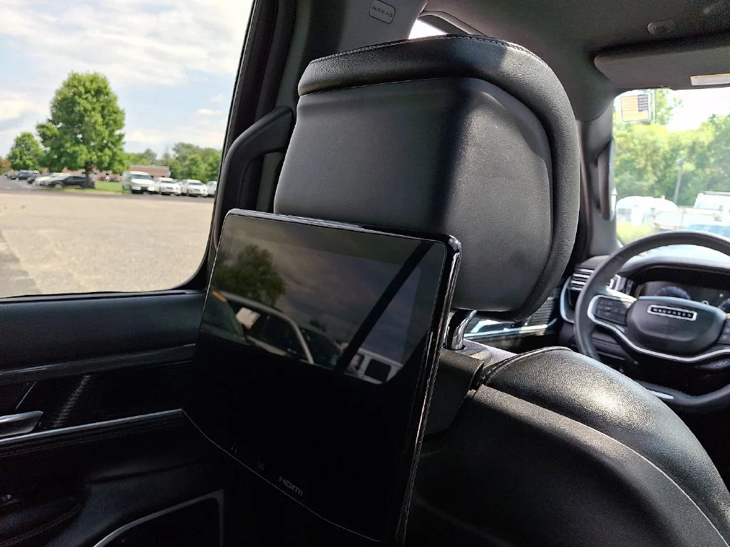 Used 2022 Diamond Black Crystal Pearlcoat Jeep Series II image 14