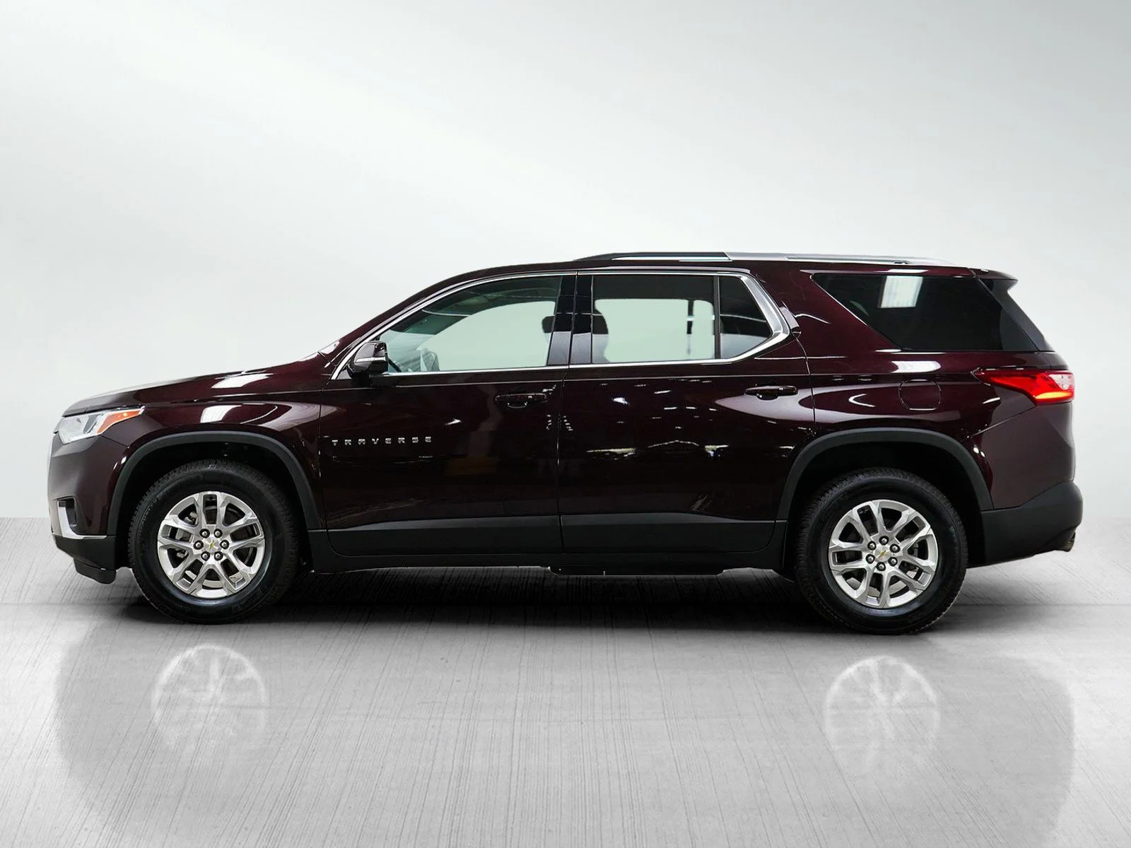 Used 2018 Chevrolet Traverse 1LT with VIN 1GNEVGKW4JJ214090 for sale in White Bear Lake, Minnesota