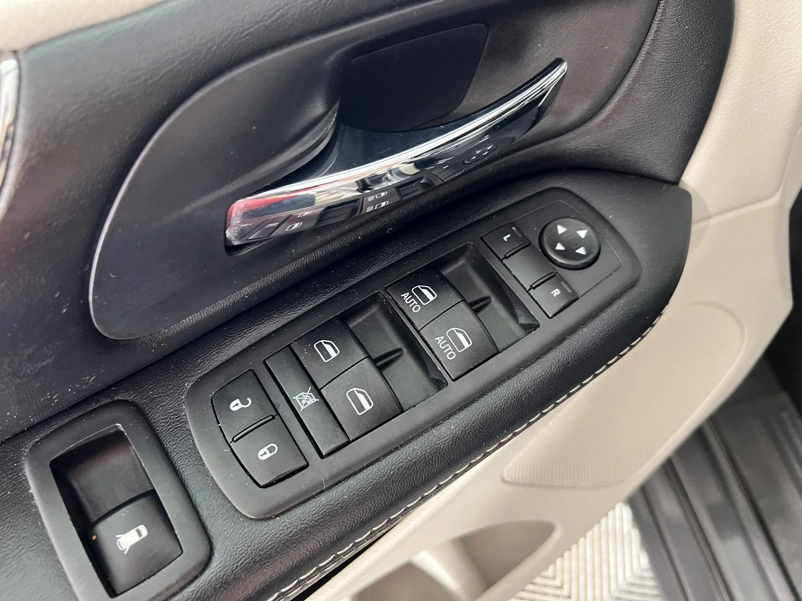 Used 2019 Granite Pearlcoat Dodge SXT image 15