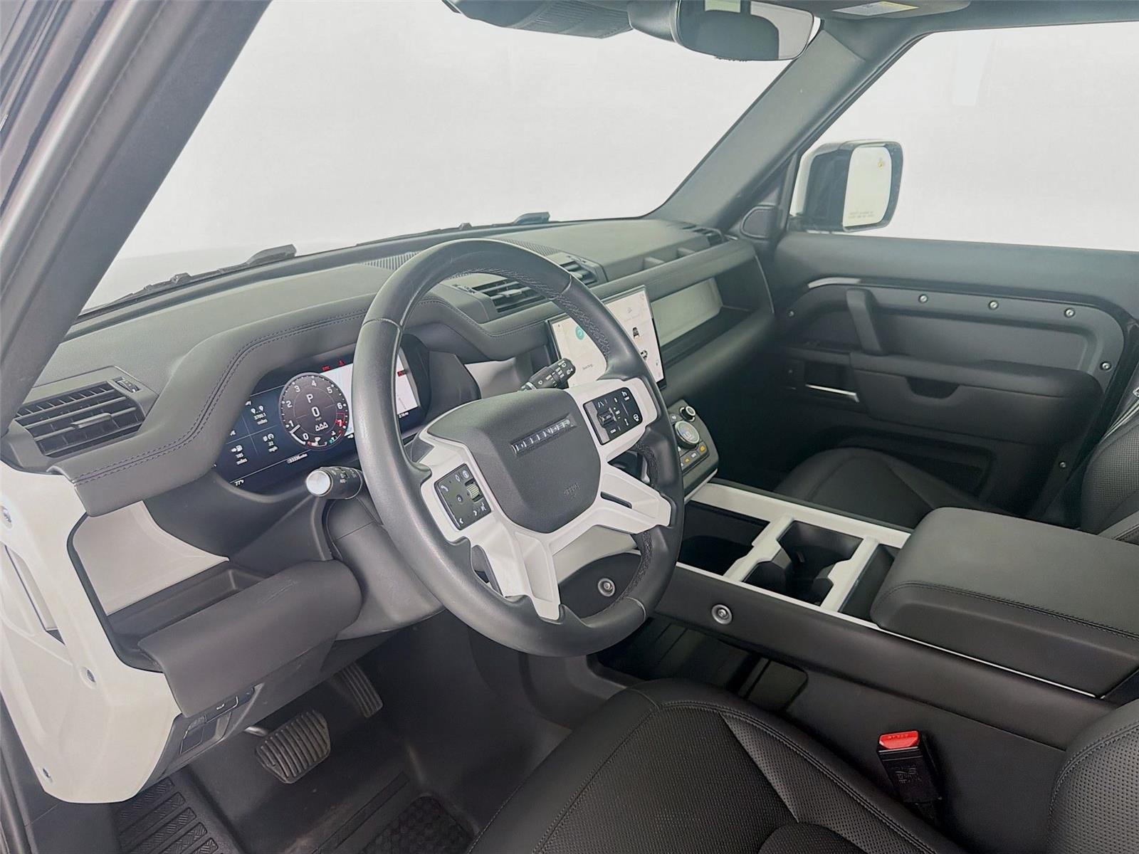 Used 2025 Santorini Black Metallic Land Rover S image 4
