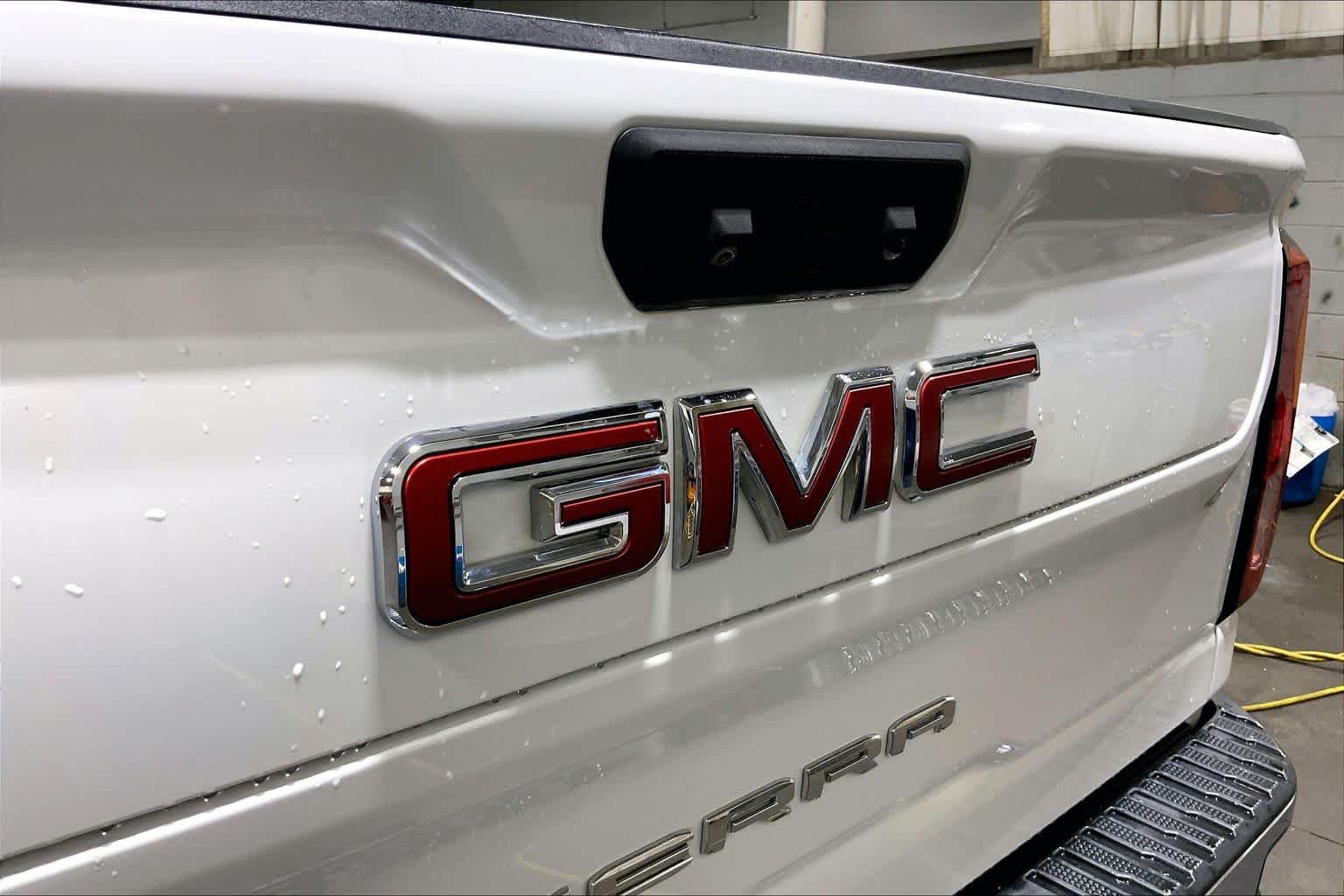 Used 2022 Summit White GMC SLE image 31