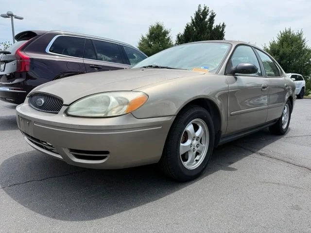 Used 2004 Gold Ford SE image 2