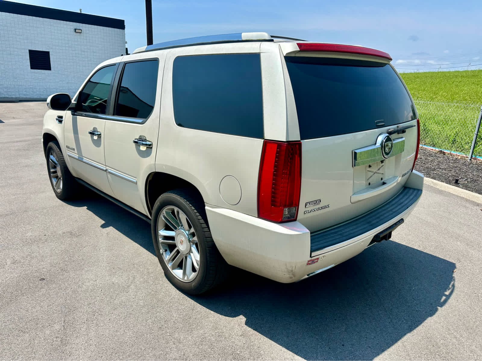 Used 2012 White Diamond Tricoat Cadillac Platinum Edition image 7