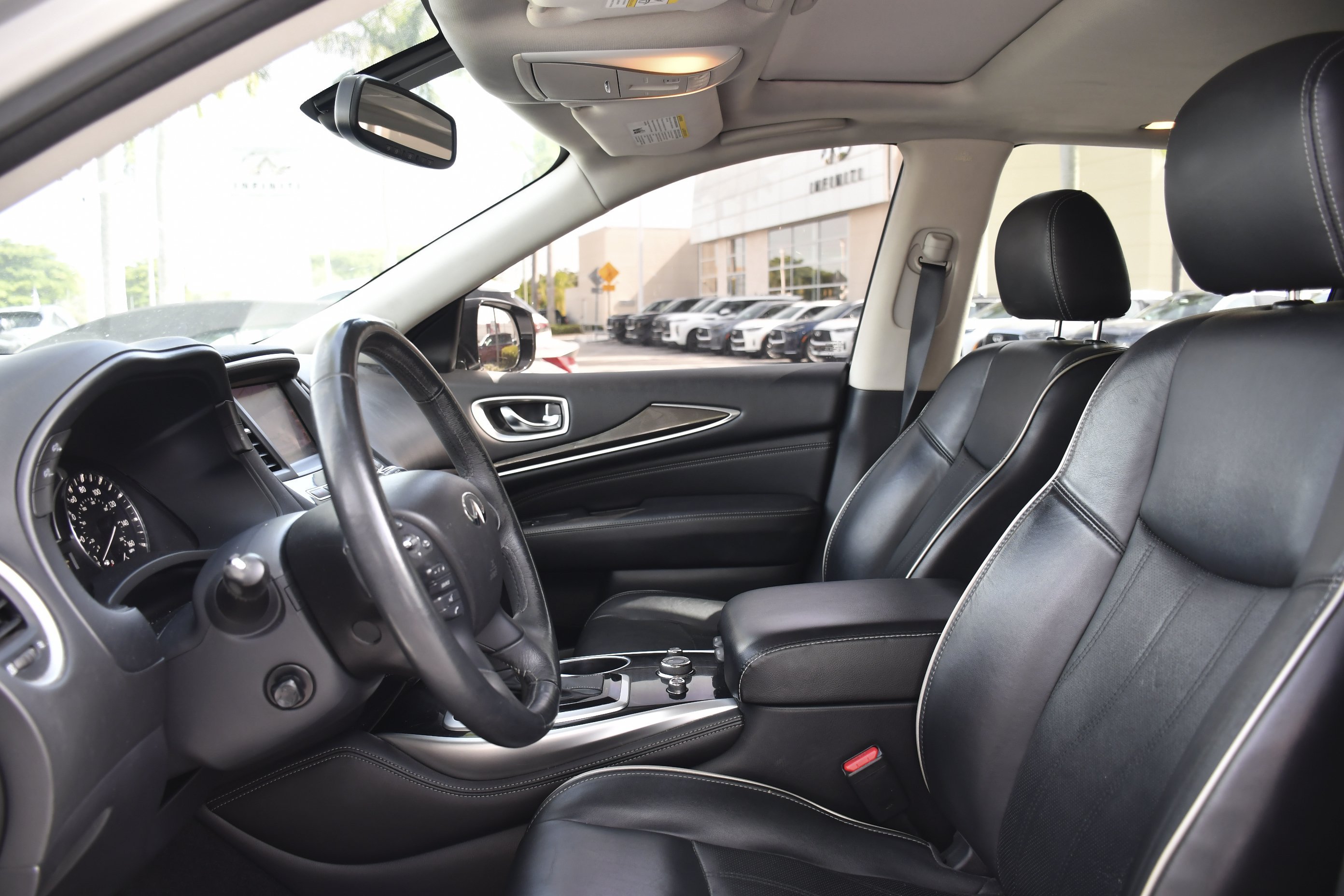 Used 2017 Liquid Platinum INFINITI Base image 24