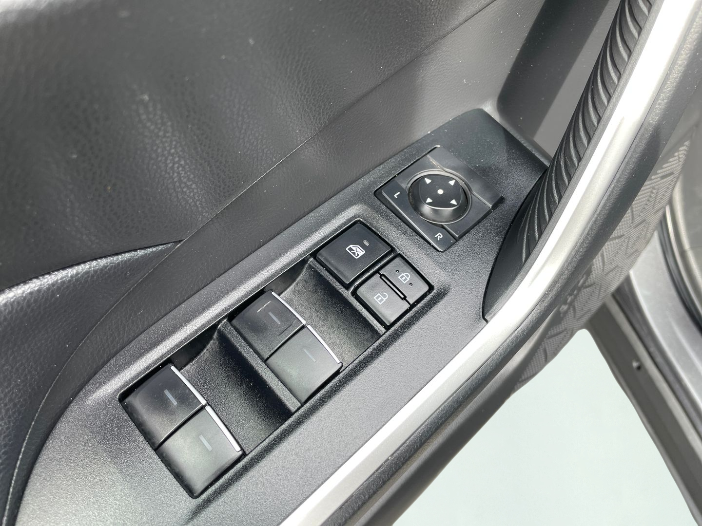 2025 Toyota RAV4 XLE - Photo 12
