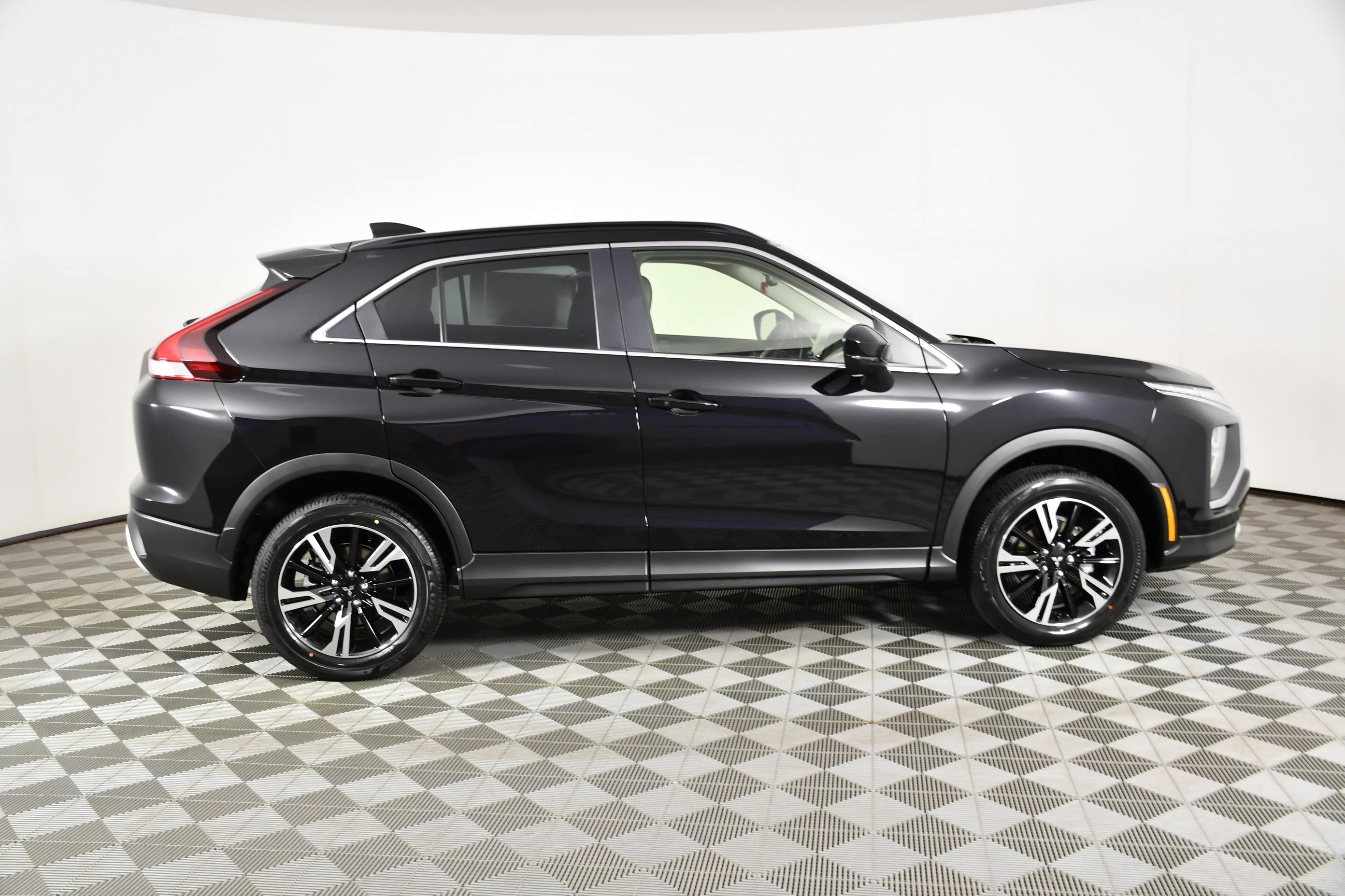 New 2026 Labrador Black Pearl Mitsubishi SE image 5