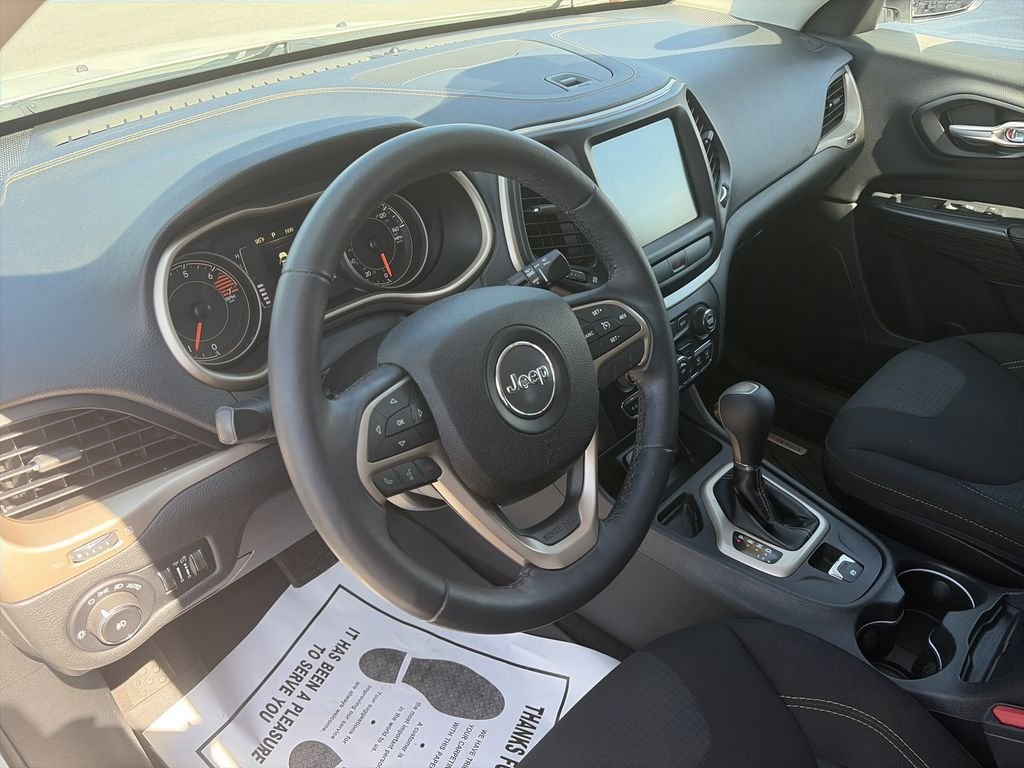 Used 2016 Bright White Clearcoat Jeep Latitude image 11