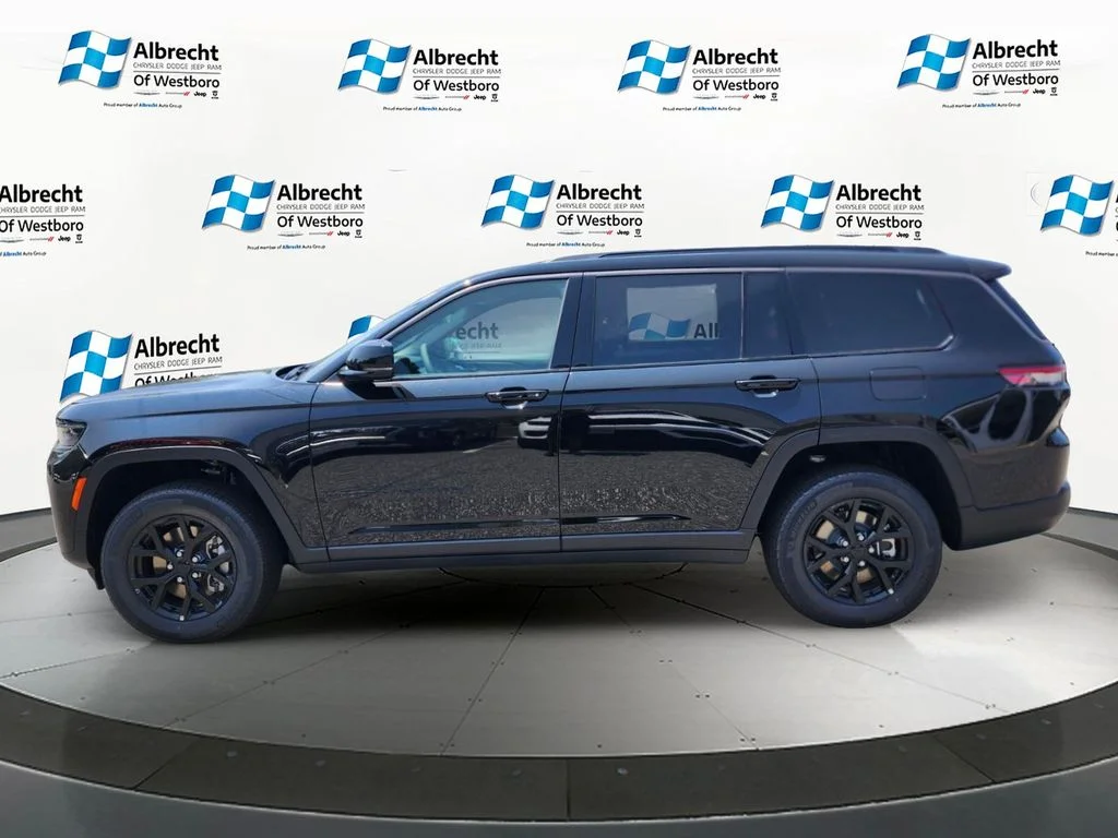 New 2026 Diamond Black Crystal Pearl-Coat Exterior Paint Jeep Altitude image 2