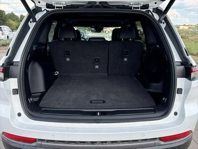 New 2027 Bright White Clear-Coat Paint Jeep Laredo Altitude image 24