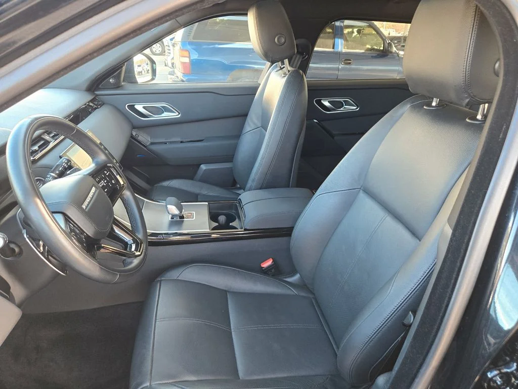 Used 2025  Land Rover Dynamic SE image 25