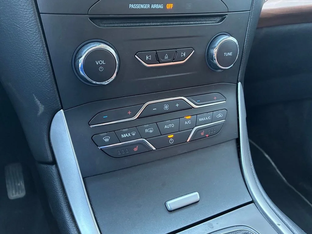 Used 2018 Shadow Black Ford SEL image 29