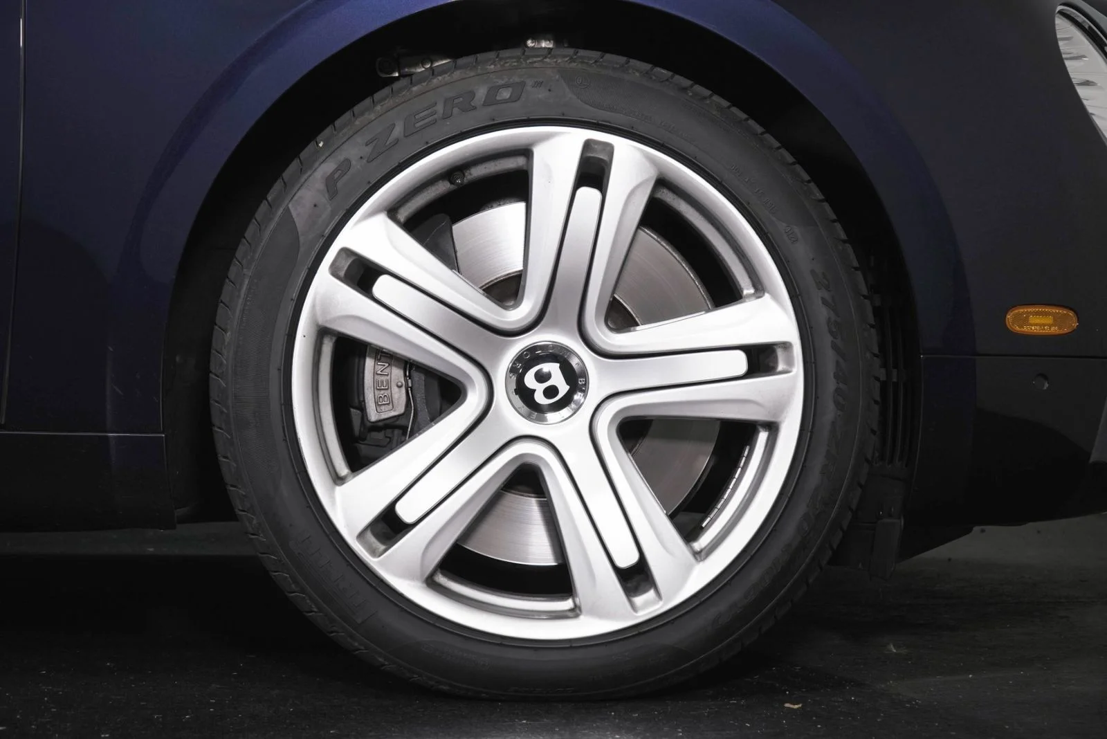 Used 2014  Bentley  image 6