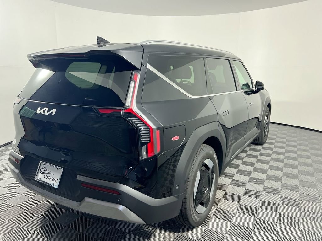 New 2026 Ebony Black Kia Wind AWD image 3