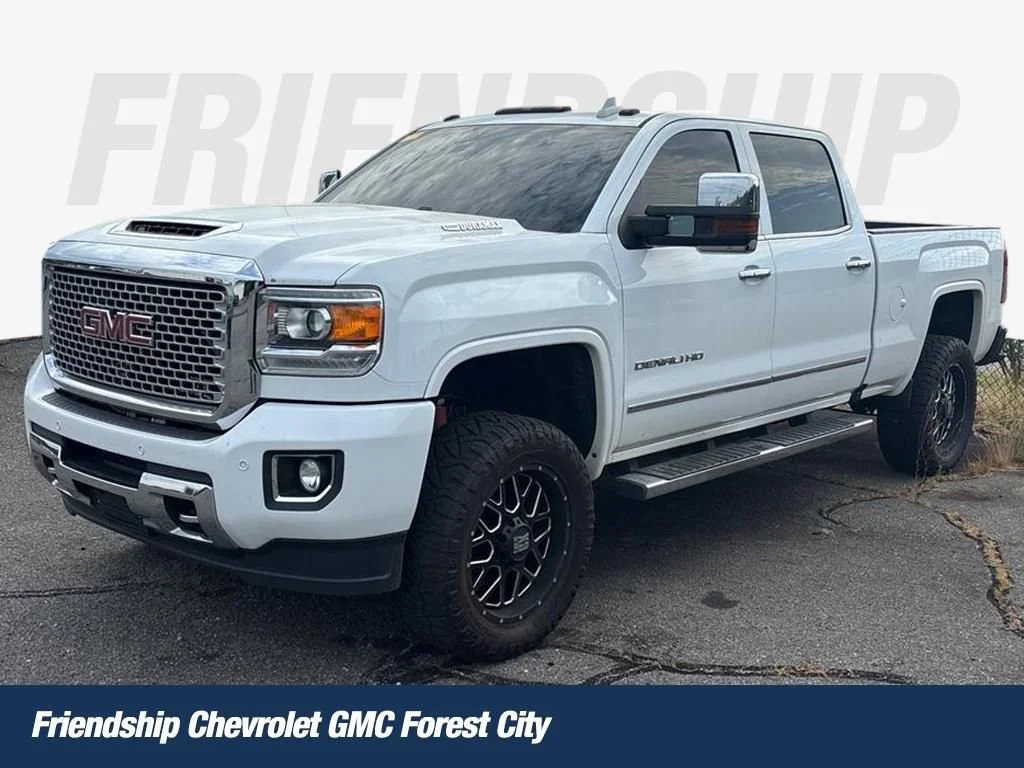 2017 GMC Sierra 4WD Crew Cab Standard Box Denali's photo