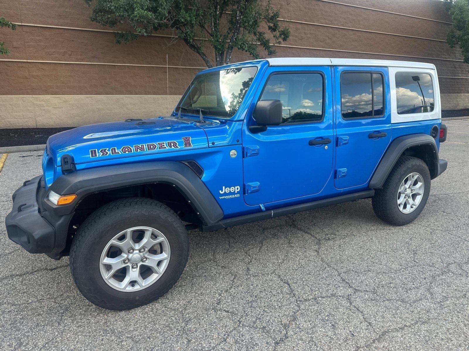 Used 2021 Hydro Blue Pearlcoat Jeep Unlimited Islander image 8