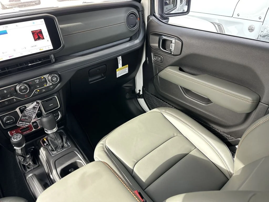 New 2026 Bright White Clear-Coat Exterior Paint Jeep Mojave X image 14